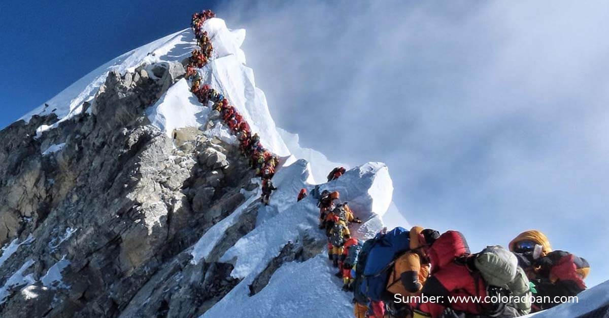エベレストのデスゾーンで何百人もの登山者が亡くなりました。その理由は次のとおりです。
