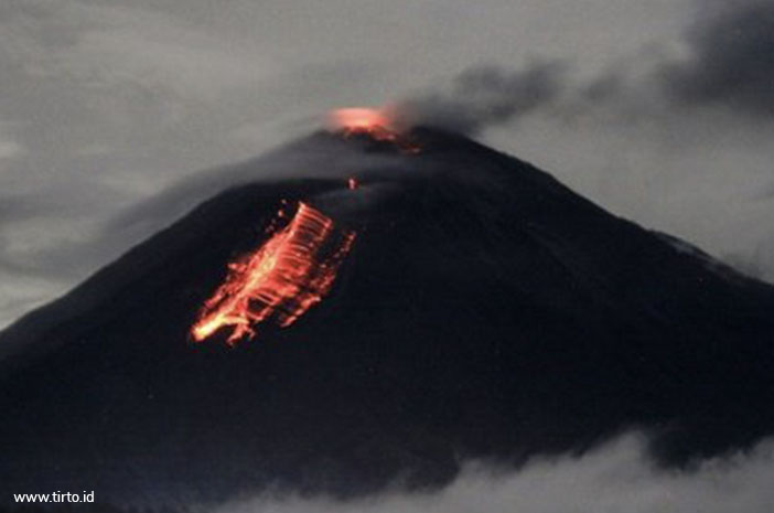 スメル山が噴火し、これは健康のための火山灰の危険です