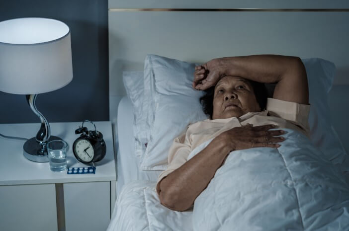 أسباب صعوبة النوم عند كبار السن